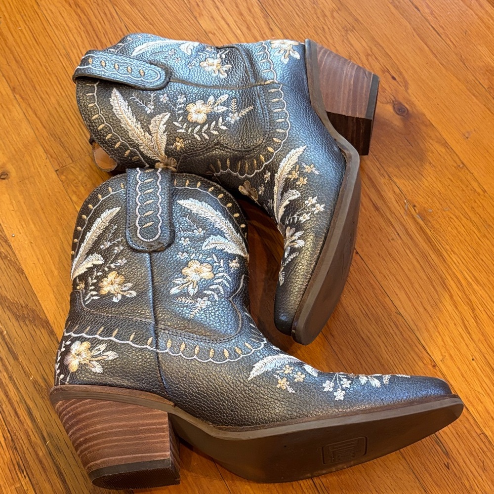 Dingo Embroidered Western Ankle Boots size 6.5